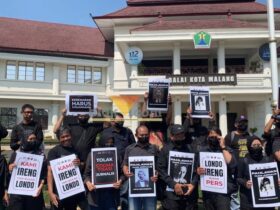 Wartawan Malang Raya Desak Presiden Minta Maaf, Tolak Penyebutan Jurnalis sebagai 'Londo Ireng' dalam aksi damai yang digelar di Bundaran Alun-alun Tugu Malang (blok-a.com / Yogga Ardiawan)