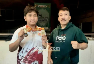 Jonathan Wahyu Christia Nanta, atlet Bridge Kota Blitar bersama Ketua Harian sekaligus pelatih Cabang Olahraga Bridge Kota Blitar, Devi Christian (foto: Blok-a.com/Fajar)