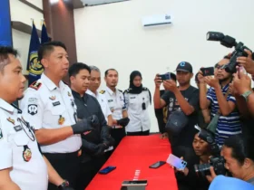 Kalapas Banyuwangi, Solichin bersama jajaran saat menggelar konferensi pers usai menggagalkan upaya penyelundupan narkoba, Kamis (16/07/2026) (foto: Blok-a.com/Istimewa)