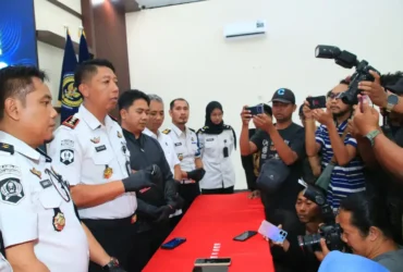 Kalapas Banyuwangi, Solichin bersama jajaran saat menggelar konferensi pers usai menggagalkan upaya penyelundupan narkoba, Kamis (16/07/2026) (foto: Blok-a.com/Istimewa)