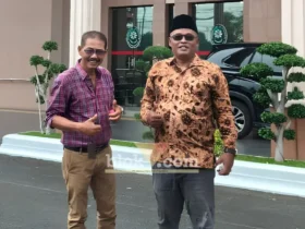 Rif'an Hanum baju batik saat di kantor Pengadilan Negeri Mojokerto (foto: Blok-a.com/Syahrul Wijaya)