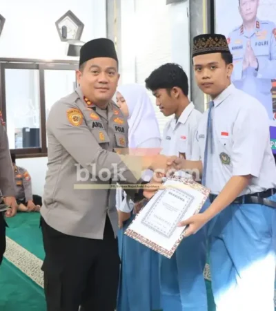 Kapolres Jombang AKBP Ardi Kurniawan menyerahkan bantuan beasiswa kepada putra-putri anggota berprestasi (foto: Blok-a.com/Syahrul Wijaya)