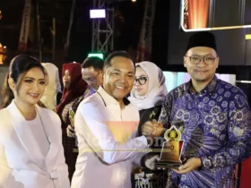 Kapolres Mojokerto AKBP Andi Yudha Pranata menyerahkan penghargaan kepada Wakil Bupati Mojokerto (foto: Blok-a.com/Syahrul Wijaya)