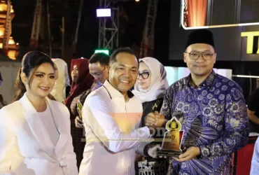 Kapolres Mojokerto AKBP Andi Yudha Pranata menyerahkan penghargaan kepada Wakil Bupati Mojokerto (foto: Blok-a.com/Syahrul Wijaya)