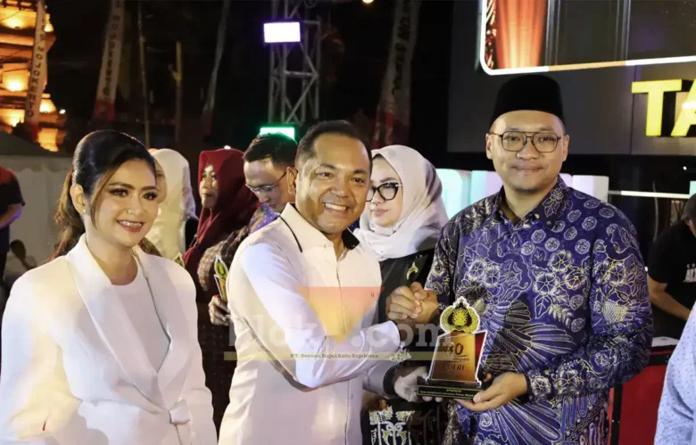 Kapolres Mojokerto AKBP Andi Yudha Pranata menyerahkan penghargaan kepada Wakil Bupati Mojokerto (foto: Blok-a.com/Syahrul Wijaya)