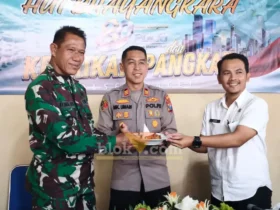 Kapolsek Pacet bersama Danramil peringati HUT Bhayangkara ke -80 dengan potong tumpeng (foto: Blok-a.com/Syahrul Wijaya)