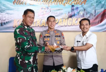 Kapolsek Pacet bersama Danramil peringati HUT Bhayangkara ke -80 dengan potong tumpeng (foto: Blok-a.com/Syahrul Wijaya)