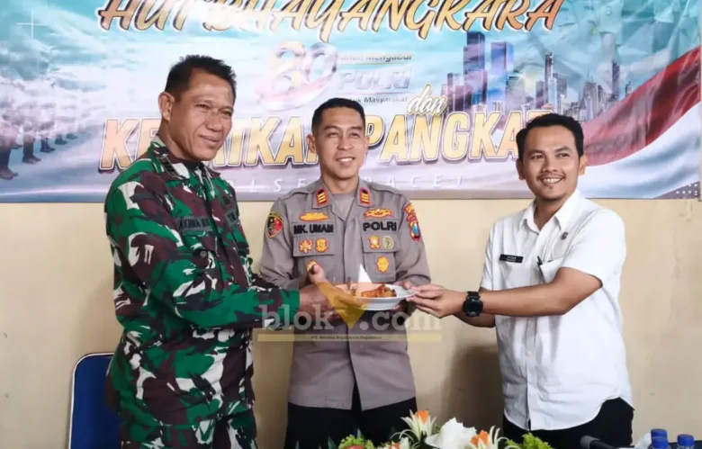 Kapolsek Pacet bersama Danramil peringati HUT Bhayangkara ke -80 dengan potong tumpeng (foto: Blok-a.com/Syahrul Wijaya)