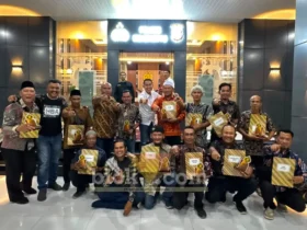 Kapolsek Pacet bersama jajaran dan segenap penerima penghargaan malam apresiasi HUT Bhayangkara ke-80 (foto: Blok-a.com/Syahrul Wijaya)