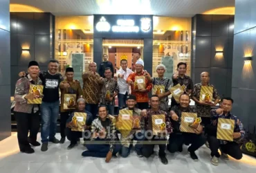 Kapolsek Pacet bersama jajaran dan segenap penerima penghargaan malam apresiasi HUT Bhayangkara ke-80 (foto: Blok-a.com/Syahrul Wijaya)