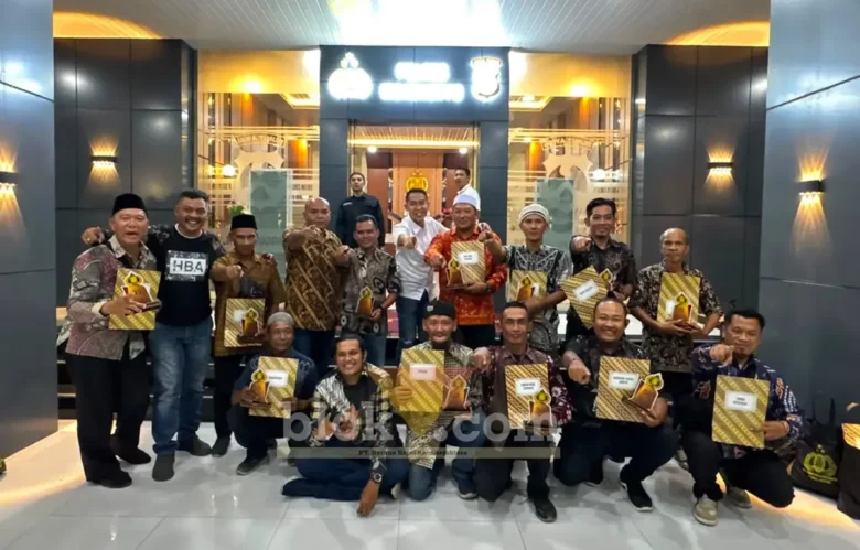 Kapolsek Pacet bersama jajaran dan segenap penerima penghargaan malam apresiasi HUT Bhayangkara ke-80 (foto: Blok-a.com/Syahrul Wijaya)