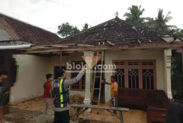 Kapolsek Purwoharjo, Iptu Agus Suhartono saat melakukan pendataan dampak angin puting beliung yang memporak-porandakan puluhan atap rumah warga, Minggu (26/07/2026) (foto: Blok-a.com/Kuryanto)
