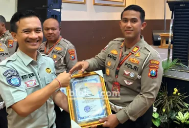 Kasatlantas Polres Magetan saat menerima penghargaan di Polda Jatim (foto: Blok-a.com/Nanda Bagoes)