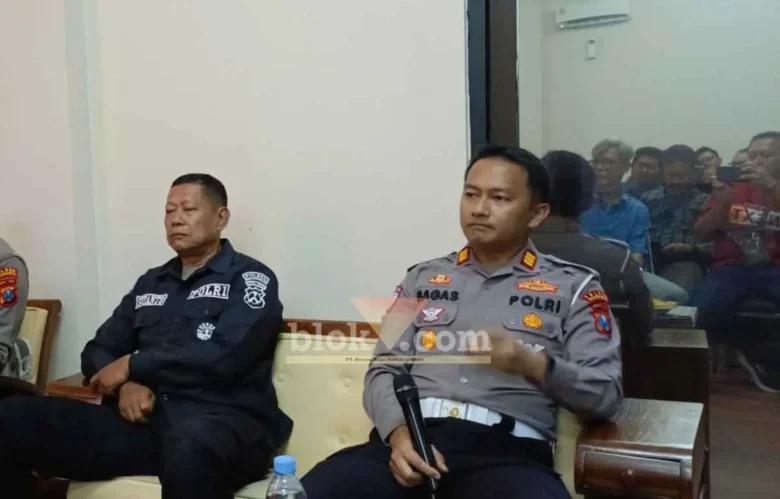 Kasatlantas Polres Mojokerto AKP Bernardus Bagas Simarmata saat perkenalan dengan sejumlah media (foto: Blok-a.com/Syahrul Wijaya)