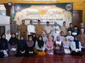 Kaum Giri salurkan infaq peziarah makam Sunan Giri Gresik kepada 150 anak yatim dan 285 kaum duafa (foto: Blok-a.com/Ivan)