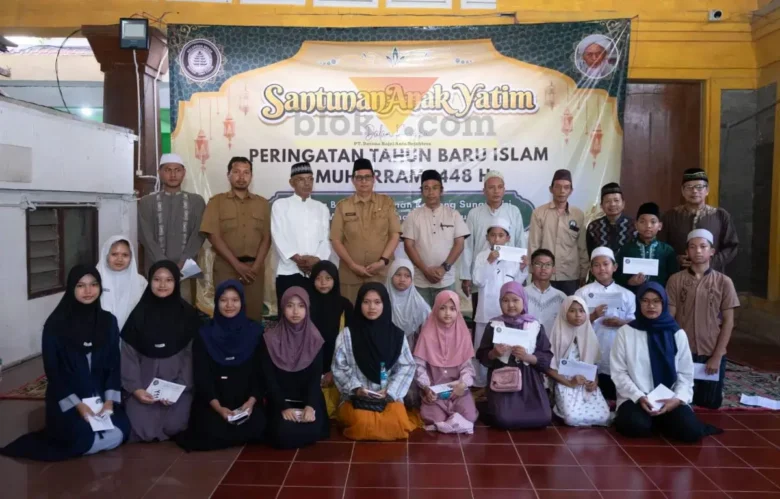 Kaum Giri salurkan infaq peziarah makam Sunan Giri Gresik kepada 150 anak yatim dan 285 kaum duafa (foto: Blok-a.com/Ivan)