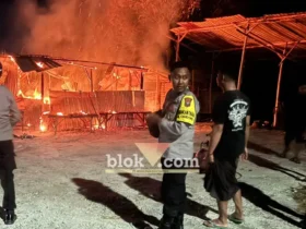 Kebakaran yang menghanguskan sebuah warung kopi di Dawarblandong (foto: Blok-a.com/Syahrul Wijaya)