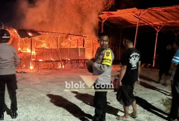 Kebakaran yang menghanguskan sebuah warung kopi di Dawarblandong (foto: Blok-a.com/Syahrul Wijaya)