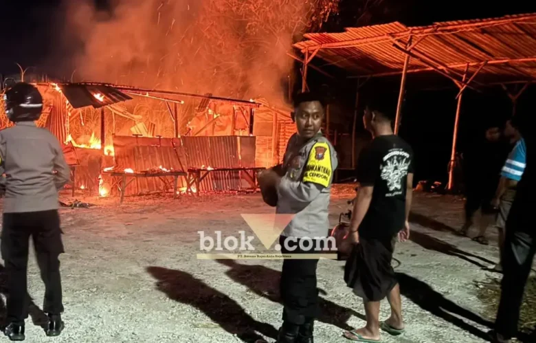 Kebakaran yang menghanguskan sebuah warung kopi di Dawarblandong (foto: Blok-a.com/Syahrul Wijaya)