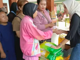 Kegiatan gerakan pangan murah di balai desa Gunungan, Kecamatan Dawarblandong, Kabupaten Mojokerto (foto: blok-a.com/Syahrul Wijaya)
