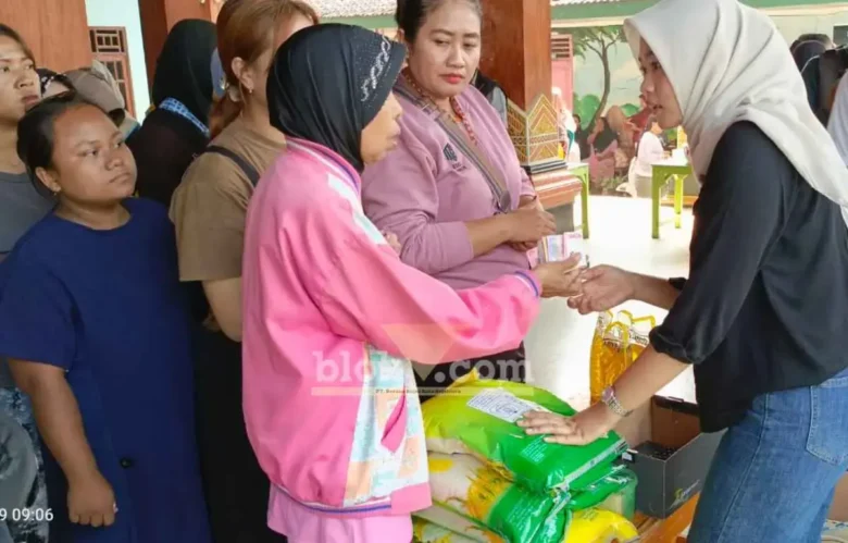 Kegiatan gerakan pangan murah di balai desa Gunungan, Kecamatan Dawarblandong, Kabupaten Mojokerto (foto: blok-a.com/Syahrul Wijaya)