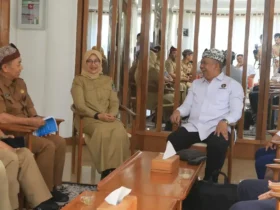 Kemenko Pangan, Sugeng Santoso, saat rapat koordinasi bersama Bupati Banyuwangi Ipuk Fiestiandani, Wakil Bupati Mujiono, BRIN, dan Pemkab Banyuwangi di Banyuwangi, Senin (6/7/2026)(foto: Istimewa)