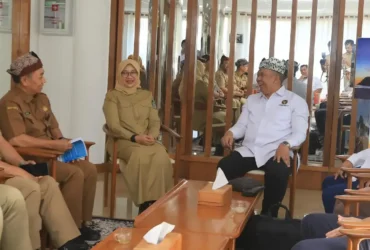 Kemenko Pangan, Sugeng Santoso, saat rapat koordinasi bersama Bupati Banyuwangi Ipuk Fiestiandani, Wakil Bupati Mujiono, BRIN, dan Pemkab Banyuwangi di Banyuwangi, Senin (6/7/2026)(foto: Istimewa)