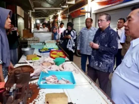 Kementerian Koordinator Bidang Pangan saat berdialog dengan salah satu pedagang daging ayam di Pasar Rogojampi, Jum'at (05/07/2026)(foto: Blok-a.com/Istimewa)
