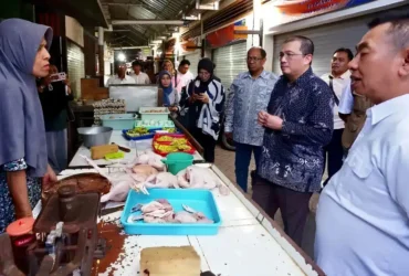 Kementerian Koordinator Bidang Pangan saat berdialog dengan salah satu pedagang daging ayam di Pasar Rogojampi, Jum'at (05/07/2026)(foto: Blok-a.com/Istimewa)