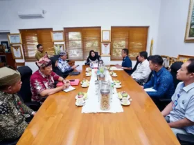 Kepala-BNNK-Banyuwangi-bersama-Bupati-Banyuwangi-dan-beberapa-kepala-instansi-terkait-saat-gelar-audiensi-bahas-inovasi-Greeting–Closing-P4GN (penyampaian pesan-pesan pencegahan penyalahgunaan narkoba) (foto: Blok-a.com/Istimewa).