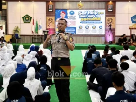 Kepala BNNK Banyuwangi Kombespol Rachmat Kurniawan, saat membekali ratusan murid baru MAN 1 Banyuwangi Tahun Ajaran 2026/2027, dengan pemahaman tentang bahaya narkoba, Senin (13/07/2026) (foto: Blok-a.com/Kuryanto)