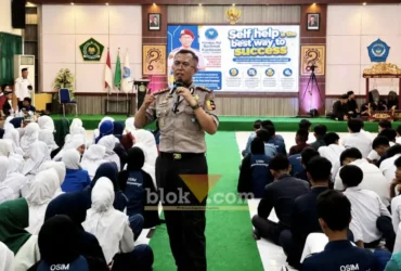 Kepala BNNK Banyuwangi Kombespol Rachmat Kurniawan, saat membekali ratusan murid baru MAN 1 Banyuwangi Tahun Ajaran 2026/2027, dengan pemahaman tentang bahaya narkoba, Senin (13/07/2026) (foto: Blok-a.com/Kuryanto)
