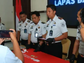 Kepala Lapas Banyuwangi, Solichin, saat menunjukkan barang bukti berupa 20 paket klip kecil, 2 paket klip besar, dan 5 paket klip diduga sabu dan inex (Foto: dok Humas Lapas Banyuwangi).
