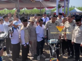 Ketua HKTI sekaligus Wakil Menteri Pertanian, Sudaryono saat mencoba hand traktor di Tajinan Kabupaten Malang (foto: Blok-a.com / Yogga Ardiawan)