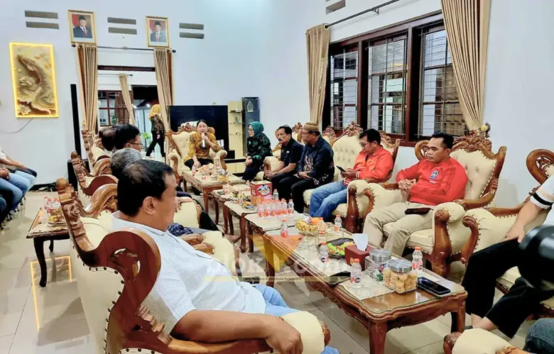 Ketua Harian KONI Kota Blitar, Elim Tyu Samba menggelar pertemuan bersama seluruh jajaran pengurus KONI beserta 45 Ketua Cabor (foto: Blok-a.com/Fajar)