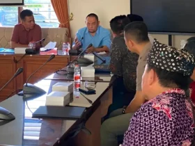 Komisi IV DPRD Banyuwangi saat bersama HMI usai gelar rapat dengar pendapat menyangkut berbagai persoalan SPMB di Banyuwangi (foto: Istimewa)