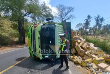 Kondisi truk Hino Tronton yang terguling usai kecelakaan tunggal di Jalan Raya Banyuwangi–Situbondo, tepat di utara Patung Gandrung, Kecamatan Wongsorejo, Rabu (22/07/2026) (foto: Blok-a.com/Kuryanto)