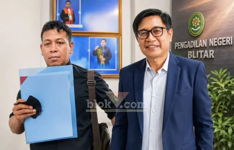 Kuasa hukum pihak penggugat mewakili warga, Hendi Priono, S.H. (kiri). Kuasa Hukum PT Harta Mulia selaku pemegang HGU, Supriarno, S.H., M.H. (kanan) (foto: Blok-a.com/Fajar)