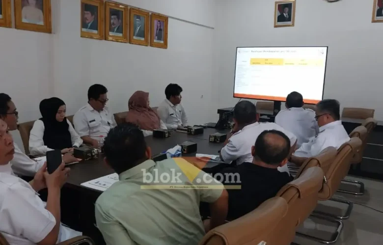 Kunjungan kerja Komisi II DPRD kota Mojokerto di kantor BPKPD.(foto: Blok-a.com/Syahrul Wijaya)