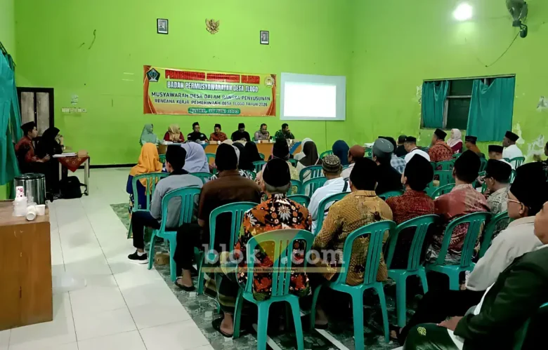 Musyawarah Desa Khusus (Musdesus) di Gedung Serbaguna Kantor Desa Tlogo (foto: Blok-a.com/Fajar)