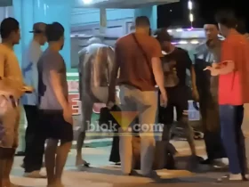 Pencuri motor yang berhasil ditangkap warga jadi amukan massa (foto: Blok-a.com/Syahrul Wijaya)