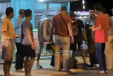 Pencuri motor yang berhasil ditangkap warga jadi amukan massa (foto: Blok-a.com/Syahrul Wijaya)