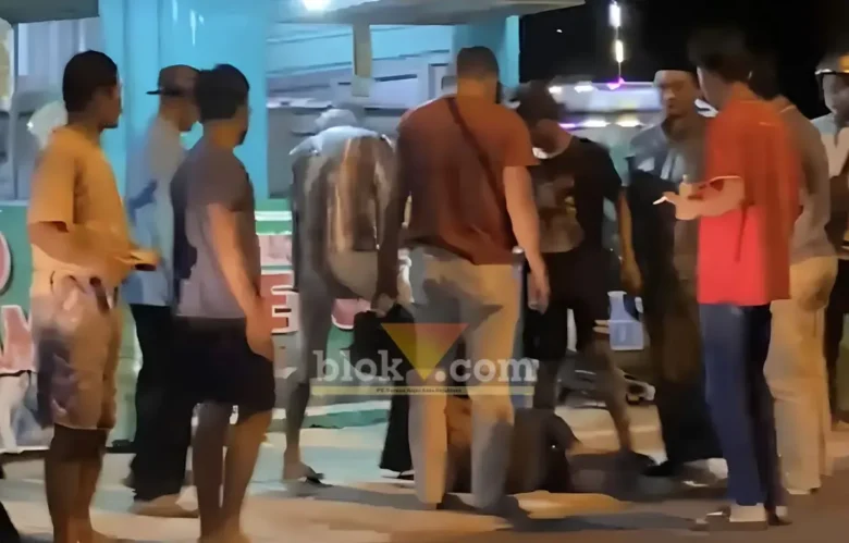 Pencuri motor yang berhasil ditangkap warga jadi amukan massa (foto: Blok-a.com/Syahrul Wijaya)