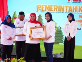 Gubernur Jawa Timur, Khofifah Indar Parawansa menyerahkan penghargaan kepada Wakil Bupati Sidoarjo, Mimik Idayana sebagai wilayah dengan Indeks Perlindungan Anak (IPA) terbaik kedua di Jawa Timur, bertepatan dengan peringatan Hari Anak Nasional, di wisata alam Pintu Langit Pasuruan, Selasa, (28/7/2026) (foto: istimewa)