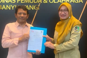 Ketua Pengurus Kabupaten (Pengkab) PSOI, H.M. Zaenul Arifin bersama Kadispora, Dwi Handayani usai melakukan penandatanganan PKS pelaksanaan Gandrung Surf Competition 2026. (foto: istimewa)