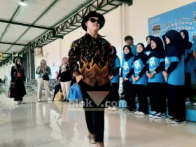 Peragaan busana oleh anak tunagrahita di Stasiun Blitar (foto: Blok-a.com/Fajar)