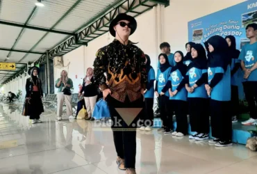 Peragaan busana oleh anak tunagrahita di Stasiun Blitar (foto: Blok-a.com/Fajar)