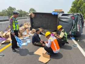 Petugas PJR 3 Polda Jatim saat olah TKP kecelakaan di ruas tol JoMo (foto: Dokumen PJR 3 Polda Jatim)
