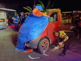Petugas Satlantas Polres Jombang sedang olah TKP kecelakaan maut di Ploso Jombang (foto: Dokumen Satlantas Polres Jombang)