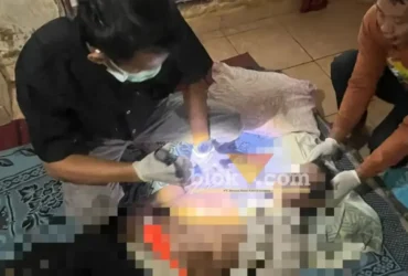 Petugas medis saat memeriksa jenazah Hariyono, warga Dusun Balak Lor, yang ditemukan meninggal di kandang sapinya, Selasa (28/07/2026)(foto: Blok-a.com/Kuryanto)